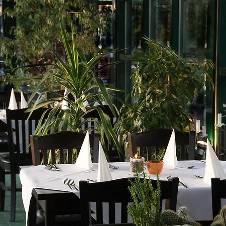 & Restaurant 5 Linden